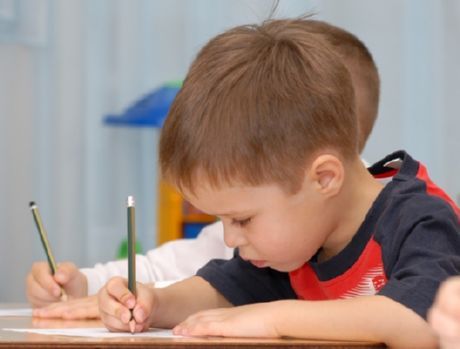 Jak uczyć dziecko pisać jest problemem dla wielu młodych rodziców